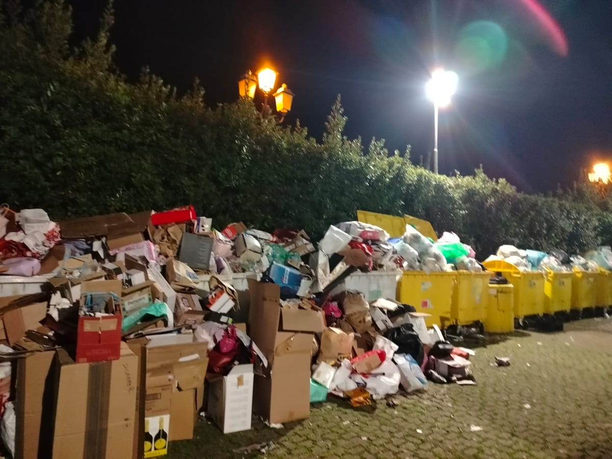 Rifiuti accumulati a Tdc: residenti sul piede di guerra, “la TARI la paghiamo anche noi”