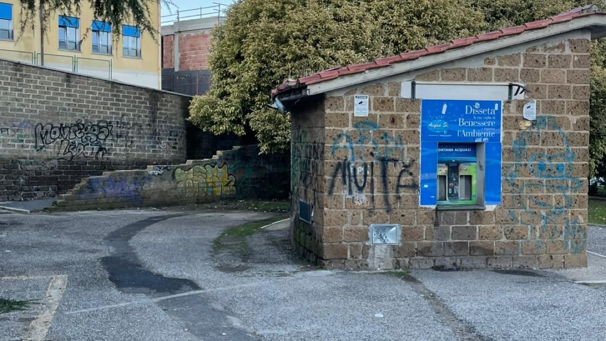 Piazzale Varisco nel degrado: dal distributore dell’acqua al passaggio che collega le scuole