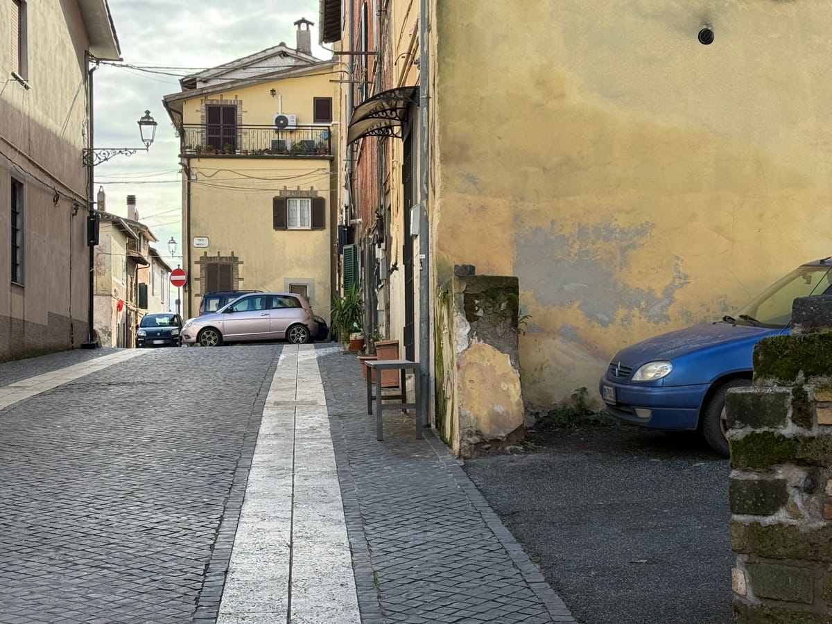 Rifiuti abbandonati in via Guglielmo Marconi: area ripulita