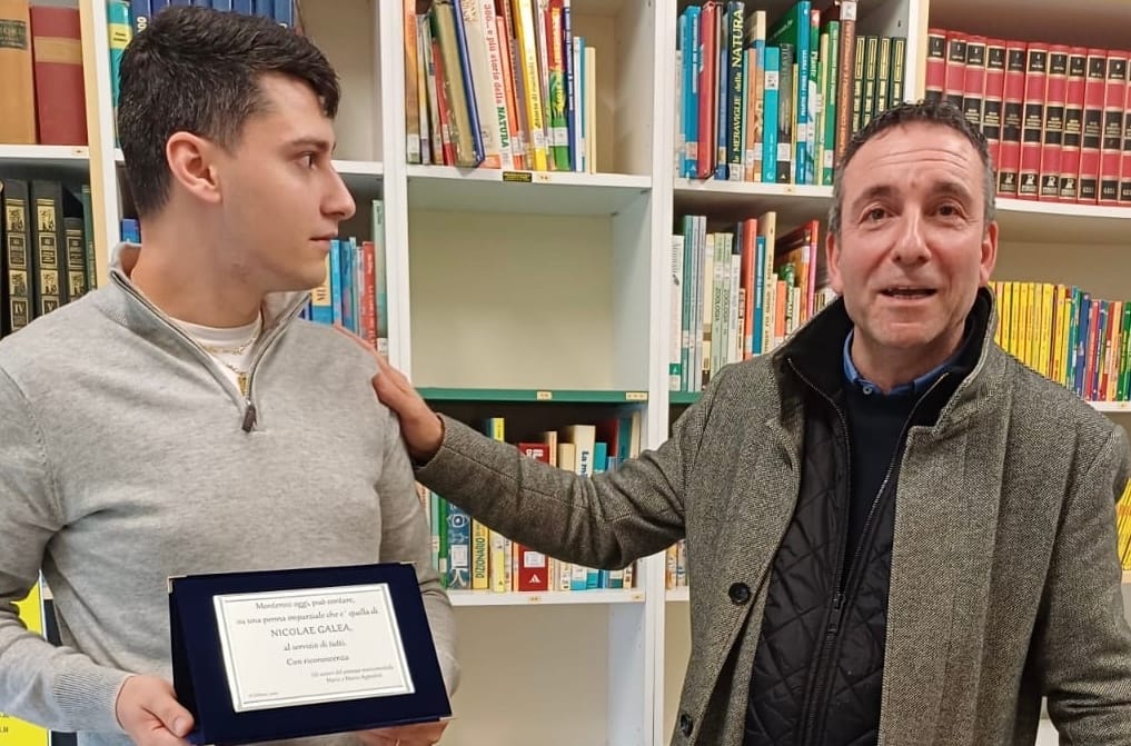 Gli Agrestini consegnano una targa al direttore di monterosi24 per l’impegno al servizio della comunità