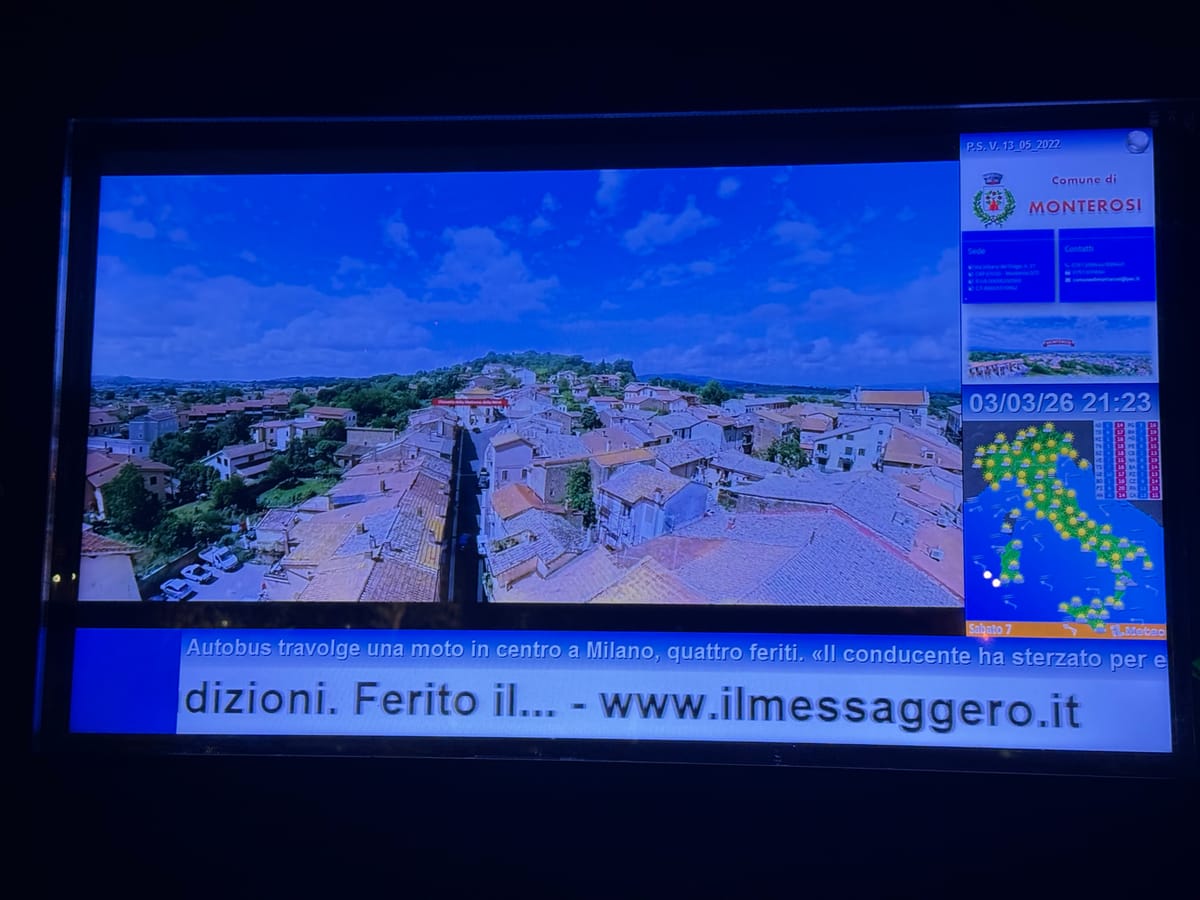 La fermata “smart” di Piazzale Varisco delude i pendolari: sul totem niente orari Cotral