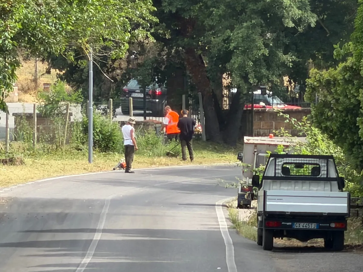 1000 Miglia, il Comune corre ai ripari: operatori al lavoro per ripulire il paese
