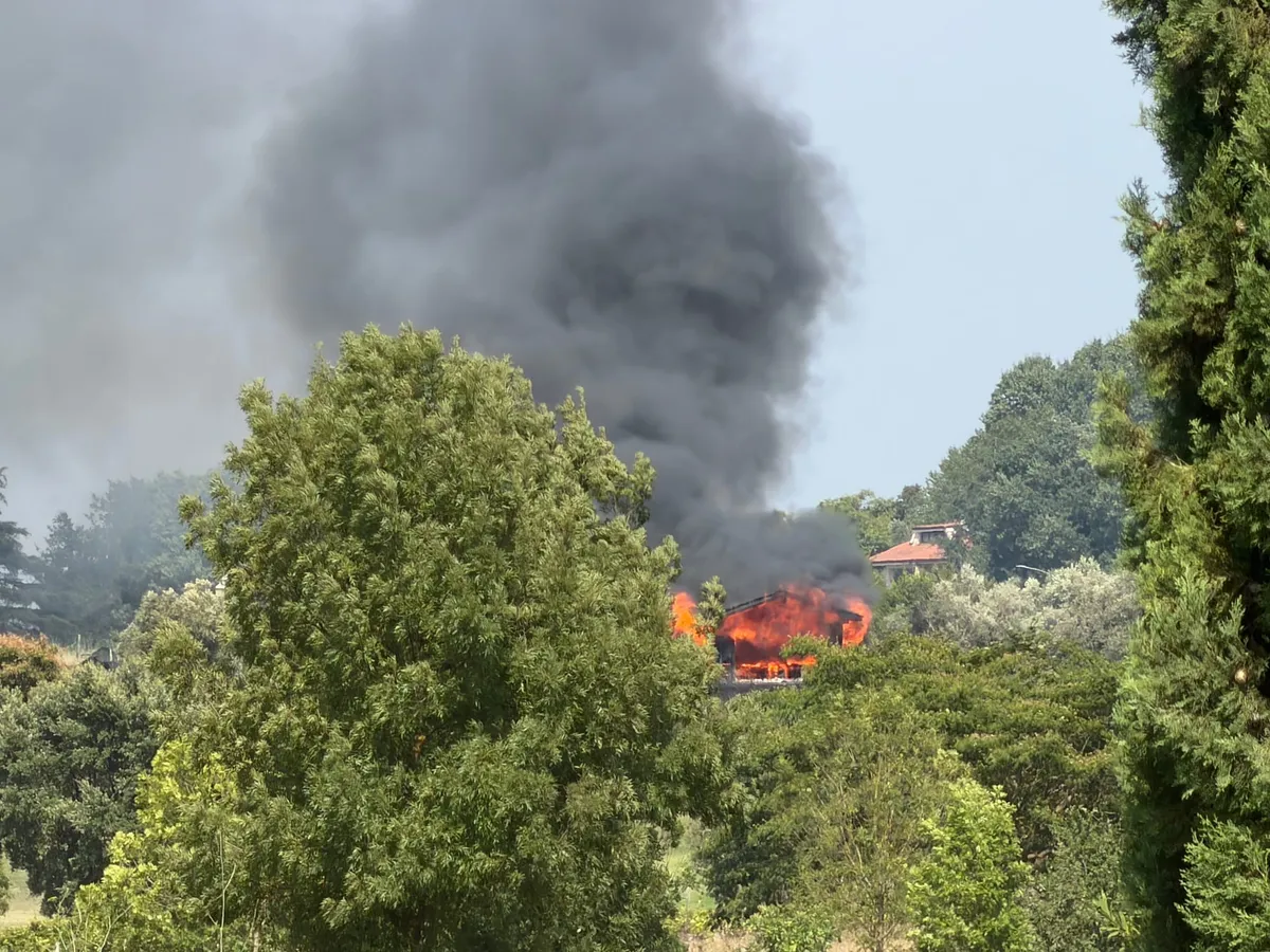 Incendio a Terre dei Consoli, in fiamme l’ufficio vendite del comprensorio