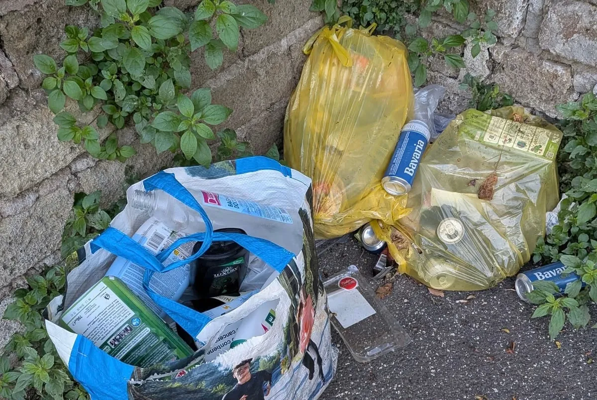 Rifiuti abbandonati in via Prato della Fontana, la segnalazione