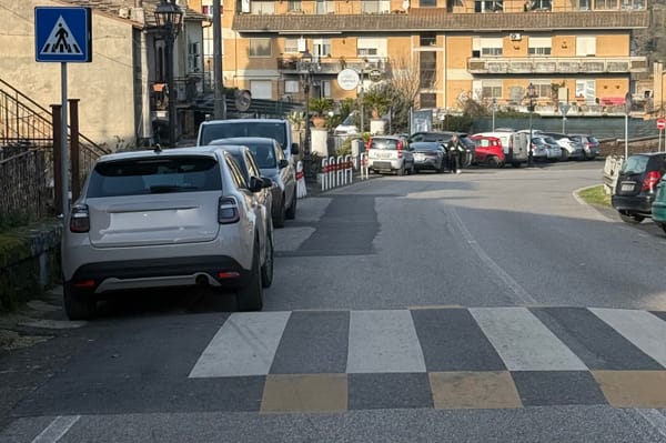 Via 13 Settembre, pedoni costretti a camminare in mezzo alla strada