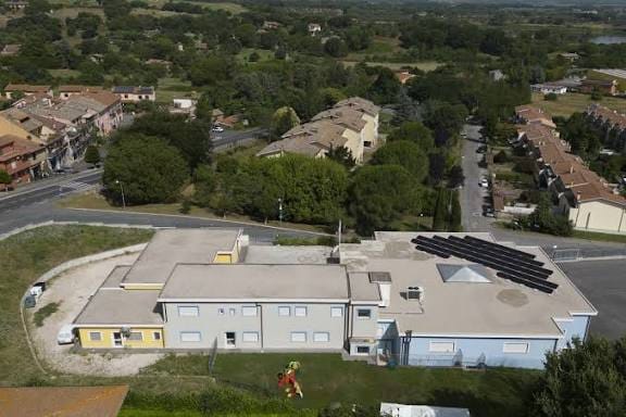 Soste selvagge davanti alle scuole: l’amministrazione annuncia più controlli