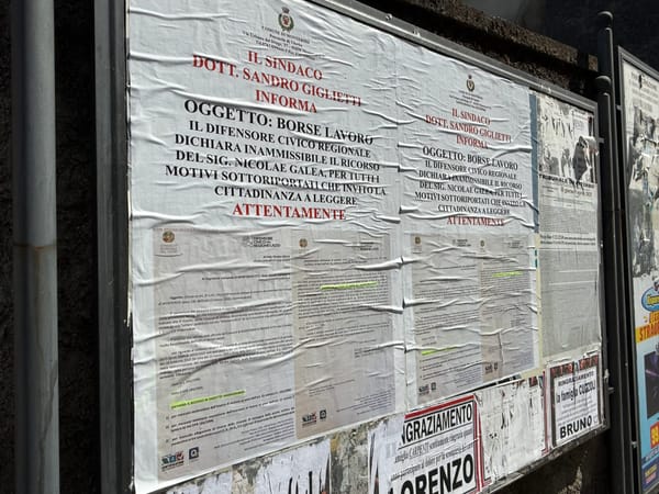 Il Sindacato dei Giornalisti condanna i manifesti del Sindaco Giglietti: “Intimidazione inaccettabile”