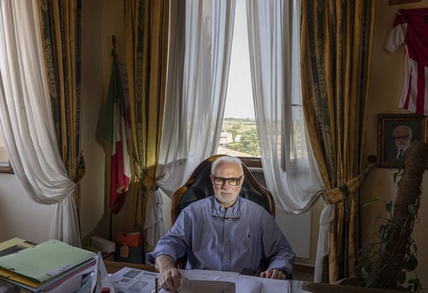 Silenzio, manifesti e paura: la facciata comincia a sgretolarsi - L’editoriale