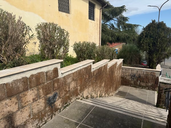 Scalinata adiacente la chiesa di San Giuseppe: iniziati i lavori, posate le lastre