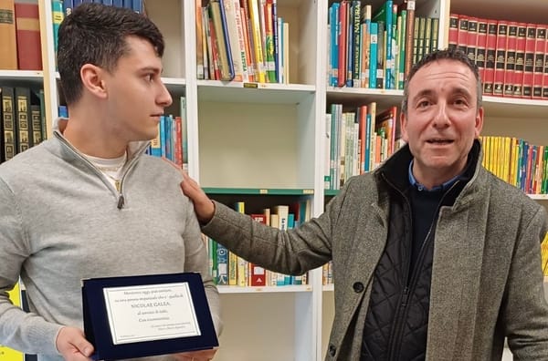 Gli Agrestini consegnano una targa al direttore di monterosi24 per l’impegno al servizio della comunità