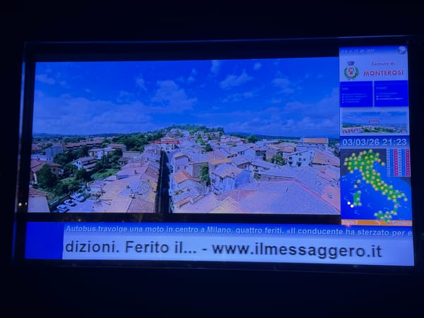 La fermata “smart” di Piazzale Varisco delude i pendolari: sul totem niente orari Cotral