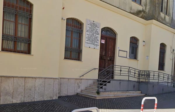 Retroscena | La partita silenziosa dei locali: tra Centro Anziani e Pro Loco spunta anche un santino ironico