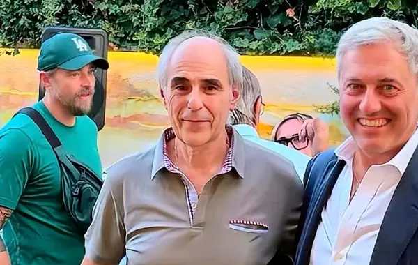 Applausi e abbracci per Renato: il barista del Gorgeous va in pensione