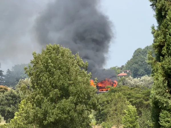 Incendio a Terre dei Consoli, in fiamme l’ufficio vendite del comprensorio