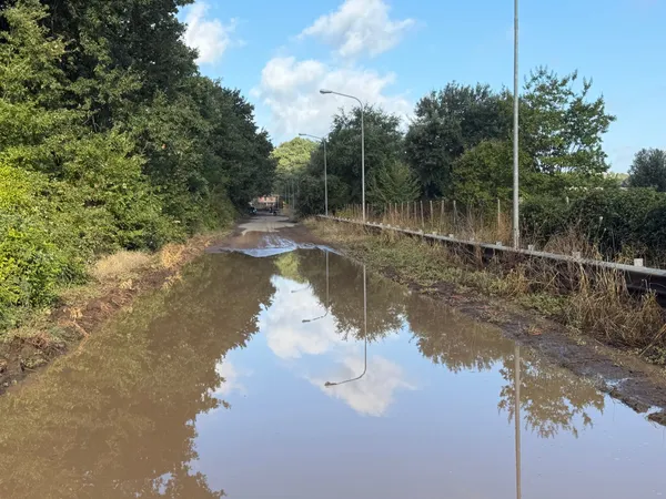 Via Fonte Termini, la pioggia riapre le criticità e sulla strada compare un allagamento